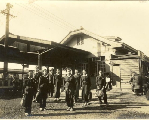 1946年武蔵境駅の高女3回生